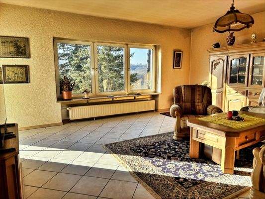 großes, helles Wohnzimmer