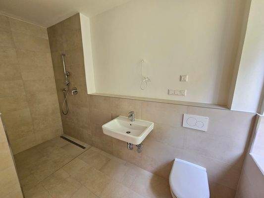 ...mit bodentiefer Dusche