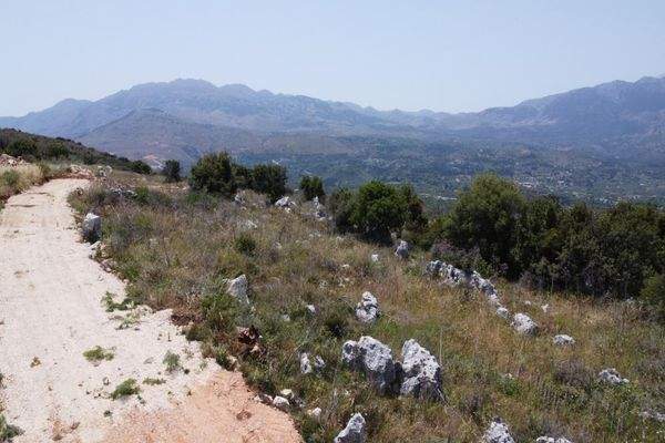 Kreta, Litsarda: Ruhiges Grundstück mit Baugenehmigung und atemberaubender Aussicht auf die Landschaft zu verkaufen