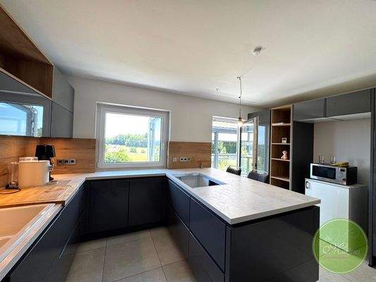 ...in Ihre Küche mit Fenster.