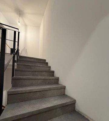 Treppenhaus vor der Wohnungseingangstür