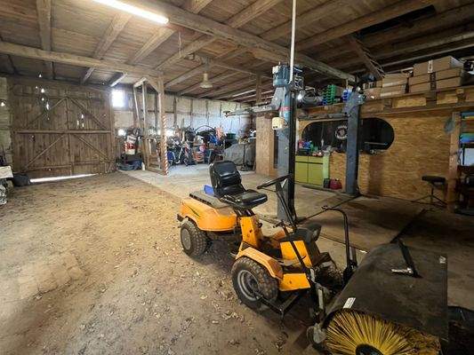 Scheune mit Hebebühne