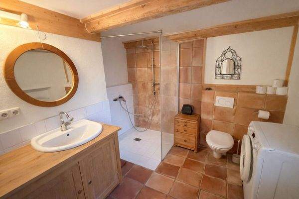 Badezimmer des vorderen Hauses EG