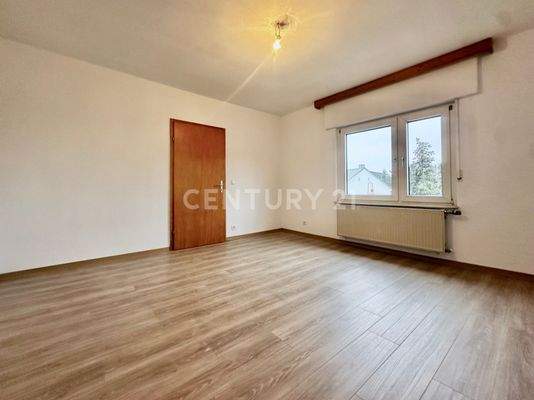 Schlafzimmer im Obergeschoss mit Fenster