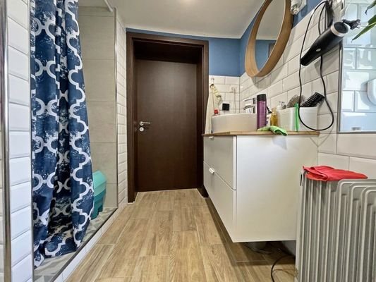 Bdezimmer der großen Wohnung - Weitwinkel.jpg