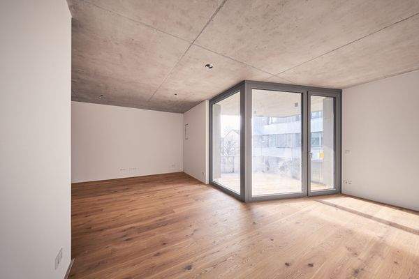 Wohnküche mit Blick zum Balkon und zum Wohnbereich - HERDERGÄRTEN 3.2.5