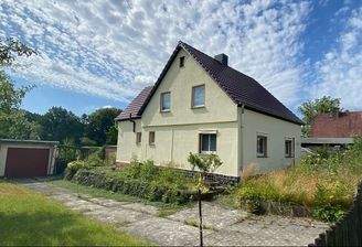 Seitenansicht mit Zufahrt