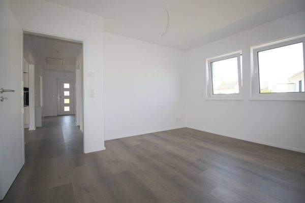 Schlafzimmerblick zum Flur mit Eingangsbereich