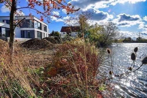 Blick vom See aufs Haus