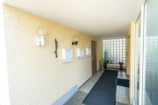 Überdachter Haus- und Garagenzugang