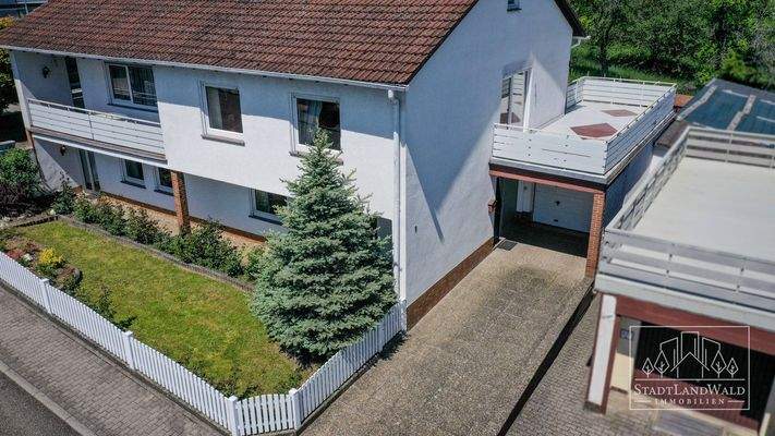 Hauseingang mit Dachterrasse und Garage