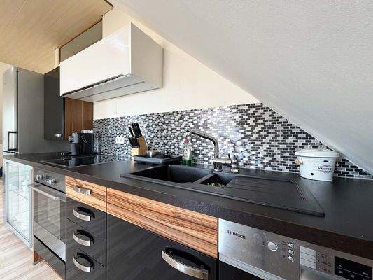 OG Küche: Kompakte Küche ermöglicht schnelles Kochen und kurze Wege