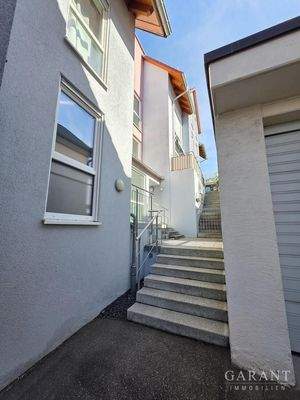 Hauseingang mit 10 Stufen