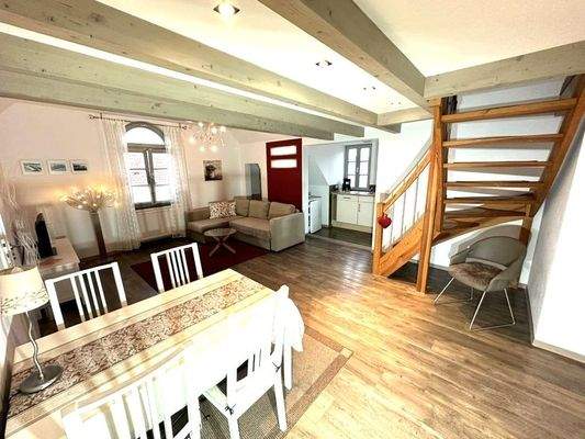 Dachgeschoss-Wohnung - Wohn- & Essbereich