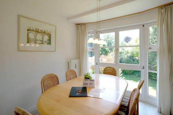 Heller Essbereich im Erker 