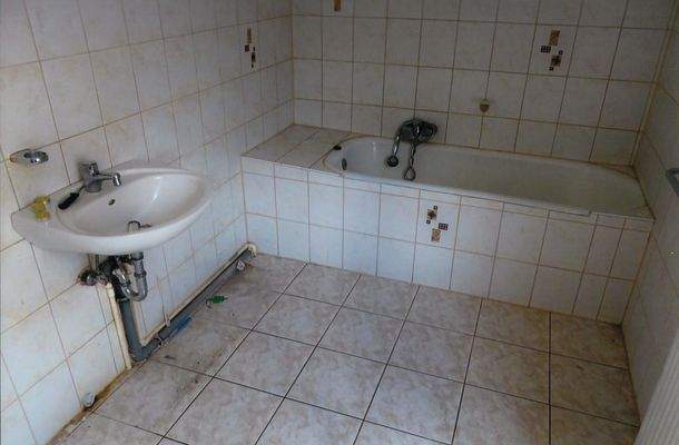 Bad mit Wanne u. Waschbecken 