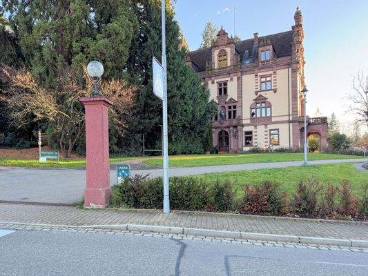 Eingang zum Schlosspark gegenüber