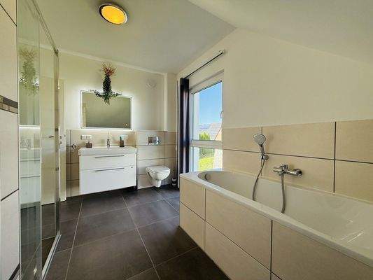 Bad mit Dusche und WC