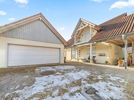 Zugang Einliegerwohnung rechts am Haus