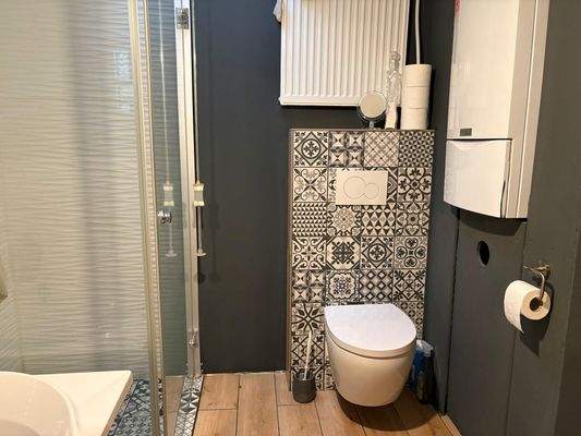 Badezimmer mit Dusche und Wanne im Erdgeschoss