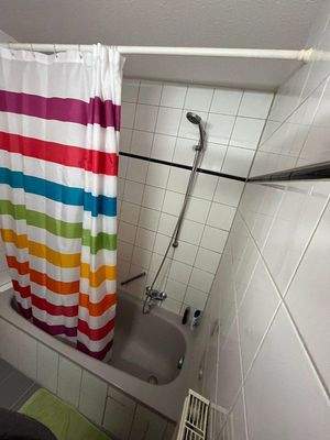 Badezimmer mit Wanne/Dusche