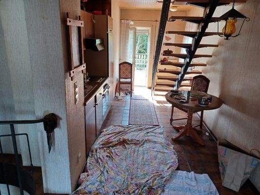 Küchenzeile OG mit Treppe ins DG rechts