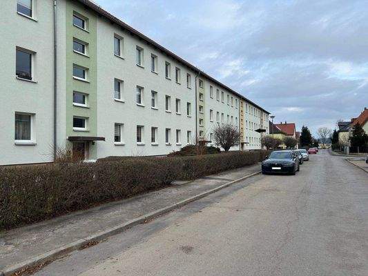 Straßenansicht aller 4 Mehrfamilienreihenhäuser