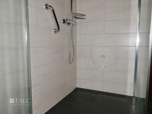 OG2: Moderne, große Dusche