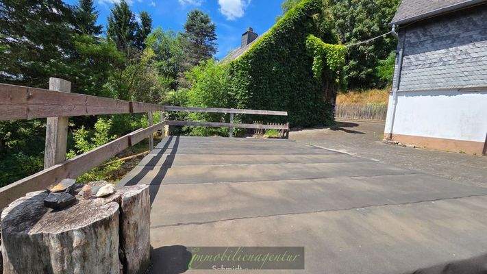 Blick über die befestigte Fläche zur Alten Wagnerei