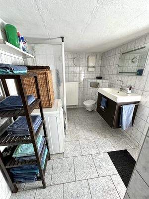 Modernes Badezimmer mit cleverer Stauraum-Lösung 