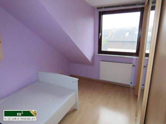 Schlaf-/ Kinderzimmer DG