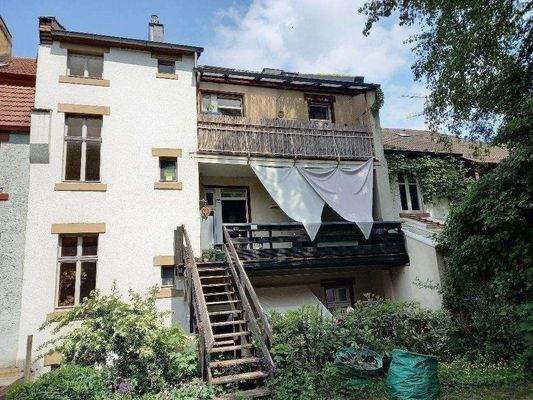 Rückseite mit Balkonen und Terrasse