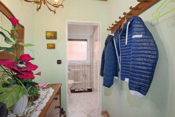 Garderobe und separates WC EG