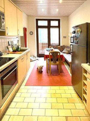 Küche mit Einbauküche und Balkon