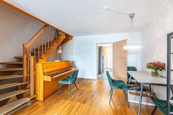 Essplatz und Treppen im EG