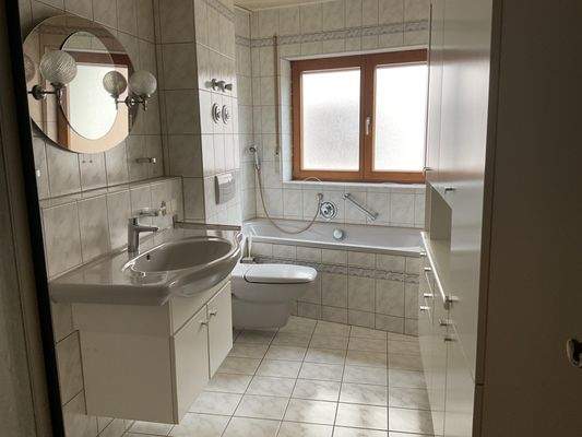 Bad mit Badewanne und...