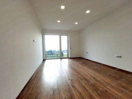 Schlafzimmer mit bodentiefen Fenstern