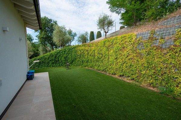 Eckreihenhaus-Villa mit großem Garten in Castion Veronese - Gardasee