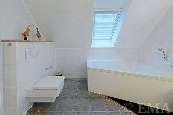 Badezimmer mit Badewanne