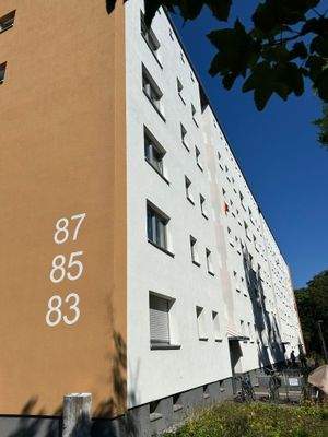 Außenansicht Seite mit Fassade, Fenstern und EIngangsbereich 