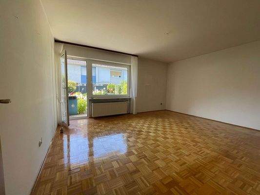 Wohnzimmer mit Gartenzugang