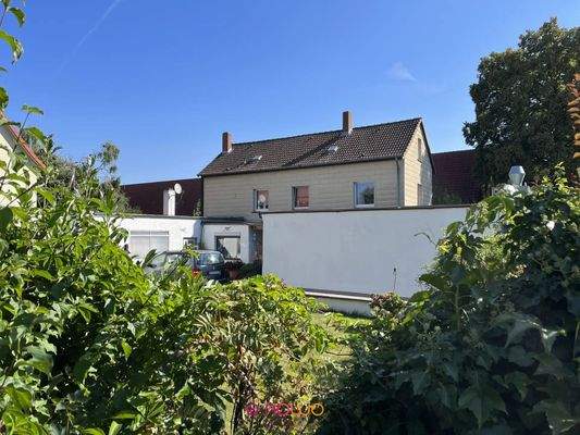 Außenansicht: das Haus, der Garten und die Gewerbeeinheit