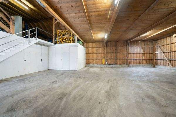 Halle mit Zwischendecke