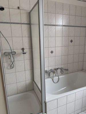 Tageslichtbad mit Wanne und Dusche