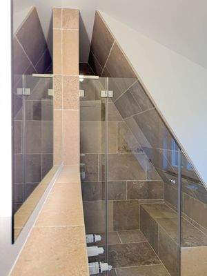 Bäder mit Naturstein.jpg