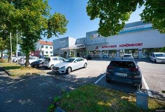 Außenansicht mit Parkplätzen DSC_6989