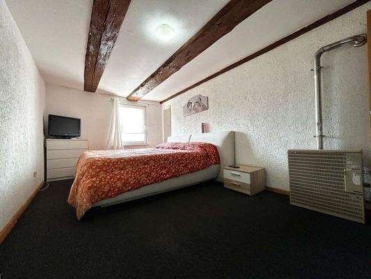 Wohnung 3 Schlafzimmer 1: Holz und Stoff, schlicht und ruhig – ein Zimmer zum Durchatmen