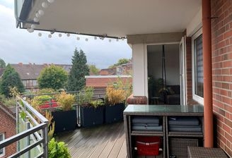 Moderner Balkon mit Möbeln