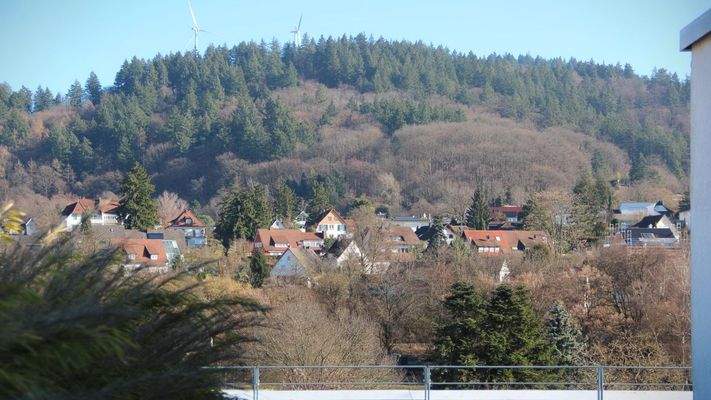 Umgeben von bewaldeten Höhen und einem ruhigen Wohnumfeld