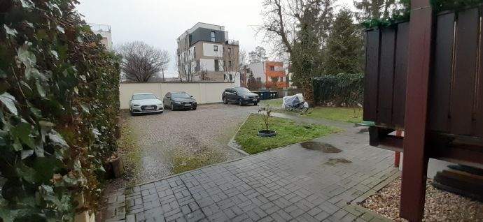 Hof mit Parkplätzen